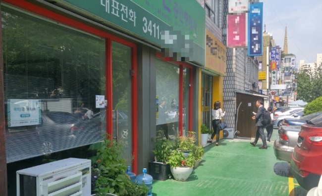 지난 13일 정부 합동 점검반이 강남구 개포주공5단지 일대 부동산 중개업소 단속에 들어갔지만 문을 연 곳은 찾기 어려웠다.
지난 13일 정부 합동 점검반이 강남구 개포주공5단지 일대 부동산 중개업소 단속에 들어갔지만 문을 연 곳은 찾기 어려웠다.
