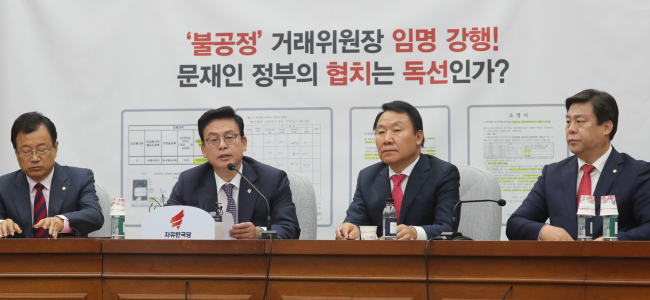 자유한국당 정우택 당대표 권한대행 겸 원내대표가 14일 오전 국회에서 열린 원내대책회의에서 인사말을 하고 있다. 정 대표권한 대행 뒤편에 김상조 공정거래위원장 부인과 응시자들의 영어회화 전문강사 1차 서류심사 평가표가 인쇄된 현수막이 걸려있다. [사진=연합뉴스]
자유한국당 정우택 당대표 권한대행 겸 원내대표가 14일 오전 국회에서 열린 원내대책회의에서 인사말을 하고 있다. 정 대표권한 대행 뒤편에 김상조 공정거래위원장 부인과 응시자들의 영어회화 전문강사 1차 서류심사 평가표가 인쇄된 현수막이 걸려있다. [사진=연합뉴스]
