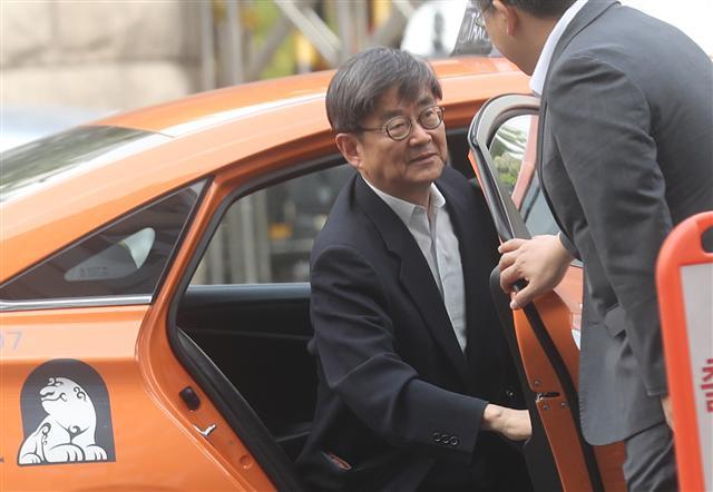 안경환 법무부 장관 후보자가 14일 오전 택시를 이용해 서울 종로구 적선동 청문회 준비사무실로 출근하고 있다.  [연합뉴스]