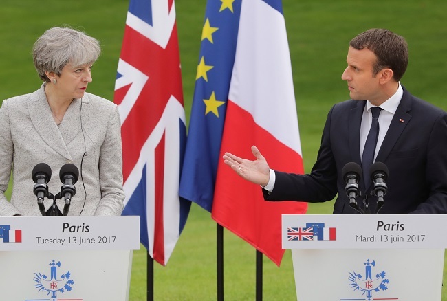 French President Emmanuel Macron (right) and British Prime Minister Theresa May hold a joint press conference in the gardens of the Elysee Palace in Paris on Tuesday. (UPI-Yonhap)