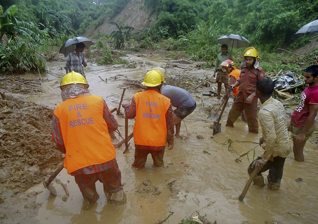 Rescuers search amid the mud after a landslide in Bandarban, Bangladesh, Tuesday, June 13, 2017. (AP-Yonhap)