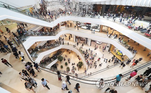 Customers shop at Starfield Hanam. (Yonhap)