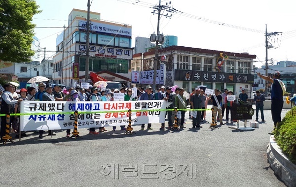 광주광역시 광산구 선운2지구 토지소유주들이 LH가 수용해 개발하는 공공택지개발 공사와 관련, 환지방식의 보상을 요구하며 광산구청 앞에서 집회를 열고 있다. [사진=박대성 기자/parkds@heraldcorp.com]