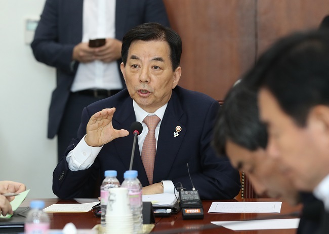 Defense Minister Han Min-koo attends a parliamentary session at the National Assembly in Seoul on June 14, 2017. (Yonhap)