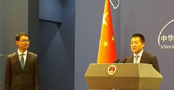 Lu Kang (right), spokesman of China's foreign ministry (Yonhap)