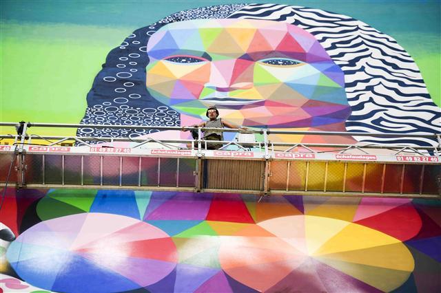 <YONHAP PHOTO-0258> Spanish street artist Oscar Okuda poses during a photo session, on June 14, 2017 in Paris, while painting a fresco representing the 'Mona Lisa' on a building of the 13th district of Paris. / AFP PHOTO / Martin BUREAU / RESTRICTED TO EDITORIAL USE - MANDATORY MENTION OF THE ARTIST UPON PUBLICATION - TO ILLUSTRATE THE EVENT AS SPECIFIED IN THE CAPTION/2017-06-15 01:04:24/ <저작권자 ⓒ 1980-2017 ㈜연합뉴스. 무단 전재 재배포 금지.>