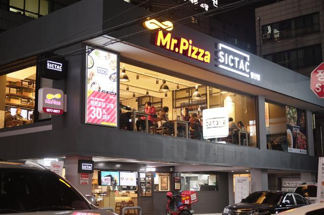 MP그룹이 운영하는 식탁(SICTAC)ㆍ미스터피자 복합융합매장인 발산점.