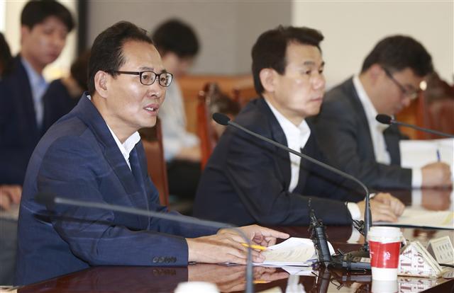 고형권 기획재정부 1차관이 15일 오전 서울 중구 은행회관에서 미국의 금리인상과 관련한 거시경제금융회의를 주재하고 있다. 고 차관은 “미국의 금리상승에 따른 부정적 영향이 최소화되도록 철저히 대비하겠다”고 밝혔다.  [연합뉴스]