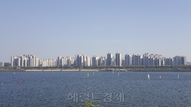 서울 잠실 인근 한강변 아파트 [사진=김성훈 기자/paq@heraldcorp.com]