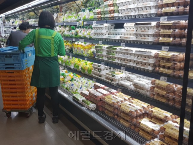 14일 서울시내 한 대형마트의 달걀 매대는 가득 찬 듯 보이지만 ‘속빈 강정’과도 같았다. 일판란(1판 30알)은 찾아볼 수가 없었다. 15구ㆍ10구짜리 달걀들이 매대를 가득 채웠다. 서울시내 한 대형마트의 달걀 진열 코너 모습. [사진=김성우 기자/zzz@heraldcorp.com]
