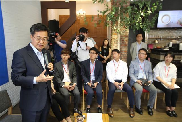 김동연 부총리 겸 기획재정부 장관이 15일 오전 서울 서초구에 있는 정보기술(IT) 업체 아이티센을 방문해 이 회사 관계자 및 청년 근로자들과 일자리 문제에 대해 대화를 나누고 있다. 김 부총리가 취임 이후 산업현장을 찾은 것은 이번이 처음이다.  [연합뉴스]