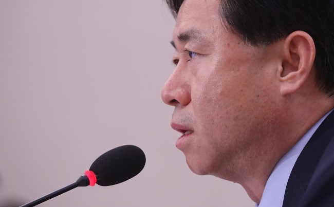 Oceans and Fisheries Minister-nominee Kim Young-choon speaks during a parliamentary confirmation hearing at the National Assembly in Seoul on June 14, 2017. (Yonhap)