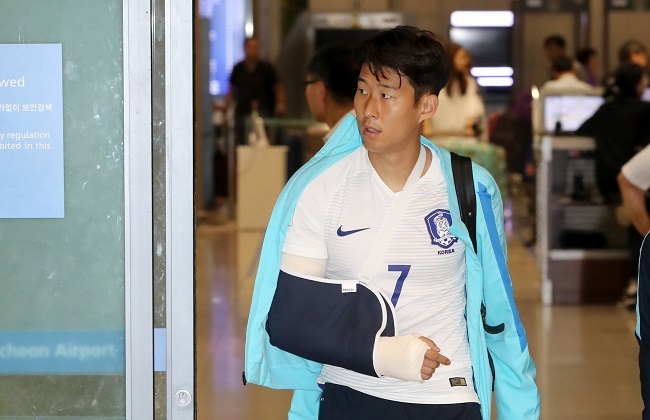 South Korea's national football team forward Son Heung-min arrives at Incheon International Airport with a cast on his right arm on June 14, 2017. (Yonhap)