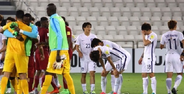 South Korean players (in white) react to their 3-2 loss to Qatar in the teams' World Cup qualifying match at Jassim Bin Hamad Stadium in Doha on June 13, 2017. (Yonhap)