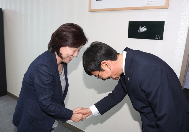 김상조 신임 공정거래위원장이 14일 국회 의원회관에서 심상정 정의당 대표를 만나 국회 협조를 구했다.[사진=연합뉴스]
김상조 신임 공정거래위원장이 14일 국회 의원회관에서 심상정 정의당 대표를 만나 국회 협조를 구했다.[사진=연합뉴스]