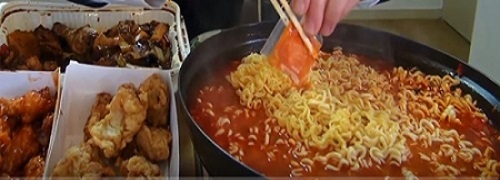 먹방에 주로 등장하는 치킨과 라면 등 고열량 음식 (사진=유튜브 캡쳐)
