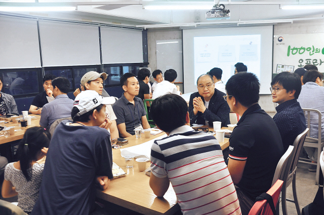 지난 9일 서울 종로구 마이크임팩트 스퀘어에서 진행된 ‘100인의 아빠단’ 7기 1차 오프라인 멘토링에 참여한 아빠들이 육아 노하우와 애로사항에 대해 진지하게 대화하고 있다.   [사진제공=보건복지부]