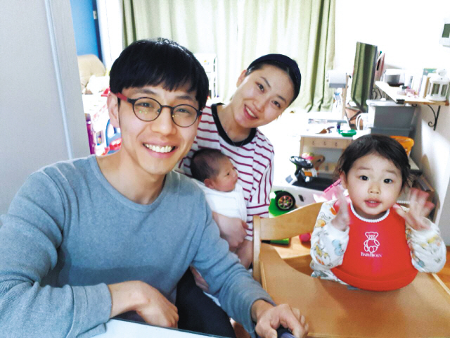 롯데마트의 창고형 회원제 할인점 빅마켓(VIC Market) 도봉점에 근무하는 신두환(왼쪽)씨가 가족과 즐거운 시간을 보내고 있다. 신씨는 지난달 육아휴직을 낸후 꿈같은 나날을 보냈다고 한다.   [사진제공=신두환씨]