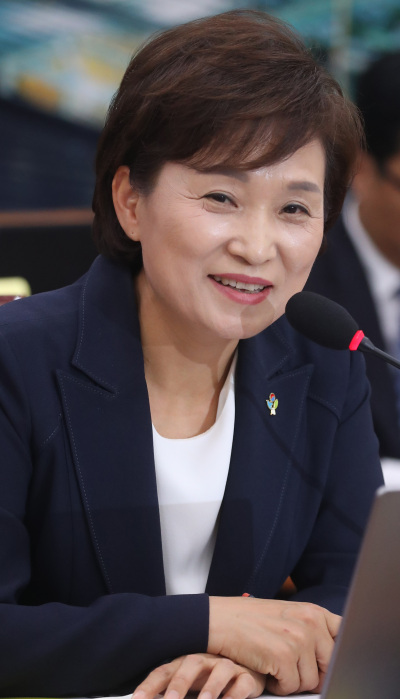 김현미 국토교통부 장관 후보자가 15일 오전 국회에서 열린 인사청문회에서 의원 질의에 답하고 있다. 그는 “LTVㆍDTI는 가계부채를 키운 주범”이라며 “지역ㆍ계층졀 맞춤형 규제를 할 것”이라고 밝혔다. [사진제공=연합뉴스]