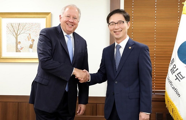 Vice Unification Minister Chun Hae-sung (right) and Thomas Shannon, US undersecretary of state for political affairs on June 15, 2017. (Unification Ministry)