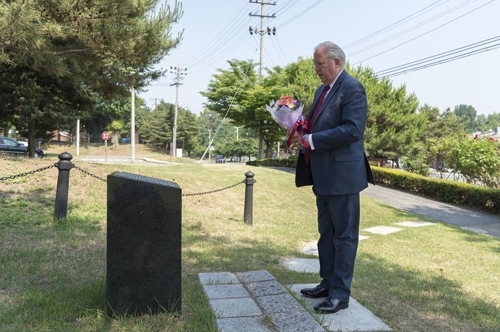 Thomas Shannon, US undersecretary of state for political affairs, pays his respects to Ssg. Yoon Jang-ho, a South Korean killed in action in Afghanistan in 2007, at a monument located at the US Army Garrison Yongsan in Seoul in this photo released by the US Embassy. (Yonhap)