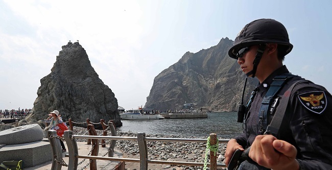 A South Korean police officer stands guard on Dokdo in the East Sea on June 15, 2017. (Yonhap)