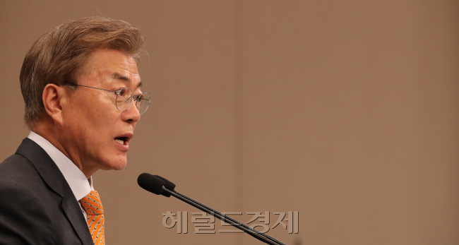 출범 한 달을 갓 넘긴 문재인 정부가 국정 역사교과서 폐기과 일제고사 폐지 등의 주요 교육공약을 전격적으로 실천하고 있는 가운데, 수능 절대평가ㆍ외고-자사고 일반고 전환ㆍ고교학점제 등 교육정책 근간을 변화시킬 수 있는 굵직한 공약까지도 현실화를 위한 본격적인 정책점토 작업에 들어가는 모습을 보이고 있다. [헤럴드경제DB]
출범 한 달을 갓 넘긴 문재인 정부가 국정 역사교과서 폐기과 일제고사 폐지 등의 주요 교육공약을 전격적으로 실천하고 있는 가운데, 수능 절대평가ㆍ외고-자사고 일반고 전환ㆍ고교학점제 등 교육정책 근간을 변화시킬 수 있는 굵직한 공약까지도 현실화를 위한 본격적인 정책점토 작업에 들어가는 모습을 보이고 있다. [헤럴드경제DB]