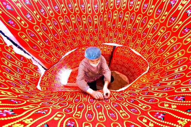 <YONHAP PHOTO-0089> (170615) -- ZIBO, June 15, 2017 (Xinhua) -- A handicraftsman works on shoe pads in Laopohe Village in Yiyuan County, east China's Shandong Province, June 15, 2017. (Xinhua/Zhao Dongshan) (wyl)/2017-06-16 00:18:22/ <저작권자 ⓒ 1980-2017 ㈜연합뉴스. 무단 전재 재배포 금지.>