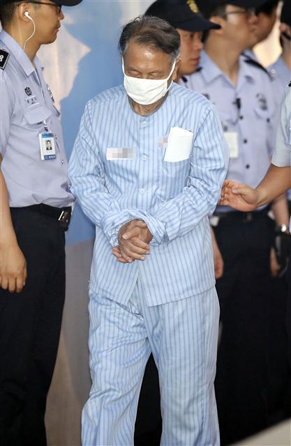 <YONHAP PHOTO-2604> 공판 출석하는 김기춘 (서울=연합뉴스) 김인철 기자 = '블랙리스트' 작성 및 관리에 관여한 혐의로 기소된 김기춘 전 대통령 비서실장이 16일 오전 서울 서초구 서울중앙지법에서 열리는 공판에 출석하고 있다. 2017.6.16 yatoya@yna.co.kr/2017-06-16 10:00:17/ <저작권자 ⓒ 1980-2017 ㈜연합뉴스. 무단 전재 재배포 금지.>