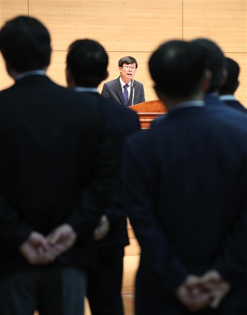 적폐청산을 화두로 한 문재인 정부의 조각이 진영을 갖춰가는 가운데 개혁의 대상에 오른 공무원 사회가 긴장하고 있다. 사진은 14일 오전 정부세종청사 공정거래위원회 취임식에서 김상조 위원장이 취임사를 하고 있는 모습.  [연합뉴스]
