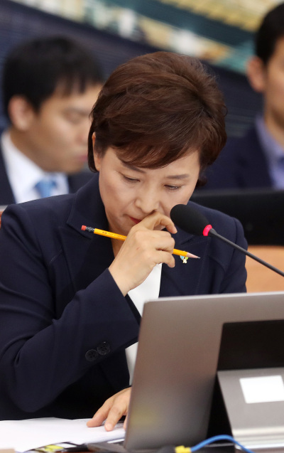 김현미 국토교통부 장관 후보자가 15일 오후 국회에서 열린 인사청문회에서 의원 질의를 듣고 있다.[사진제공=연합뉴스]