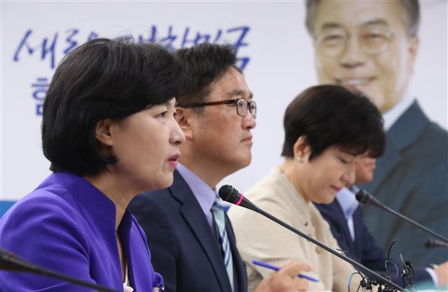더불어민주당 추미애 대표는 16일 ”국내정쟁에 몰두하느라고 외교 공백을 메우지 못한다면 국가 존망이 위태롭다“고 밝혔다.추 대표는 이날 서울 영등포구 서울시당 대회의실에서 열린 최고위원회에서 ”강경화 외교부 장관 후보자에 대한 야당의 반대는 근거가 미약하고, 민심과 동떨어진 나홀로 반대, 반대를 위한 반대에 불과하다“면서 이같이 밝혔다.  왼쪽부터 추 대표, 우원식 원내대표, 김영주 최고위원.  [연합뉴스]