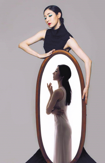 국립무용단이 5년만에 신작 무용극 `리진`을 선보인다. 2016-2017 시즌 피날레 작품이다. 지난해 10월 취임한 김상덕 국립무용단 예술감독의 첫 안무작으로 공연계 안팎의 기대가 커지고 있다. 사진은 도화 역 장윤나(위쪽)와 리진 역의 이의영.