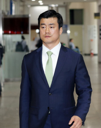 박근혜 전 대통령의 ‘비선진료’를 방조한 혐의로 기소된 이영선 전 청와대 행정관이 31일 오후 서울 서초구 서울중앙지법에서 열린 6차 공판에 출석하기 위해 법정으로 향하고 있다. [사진제공=연합뉴스]