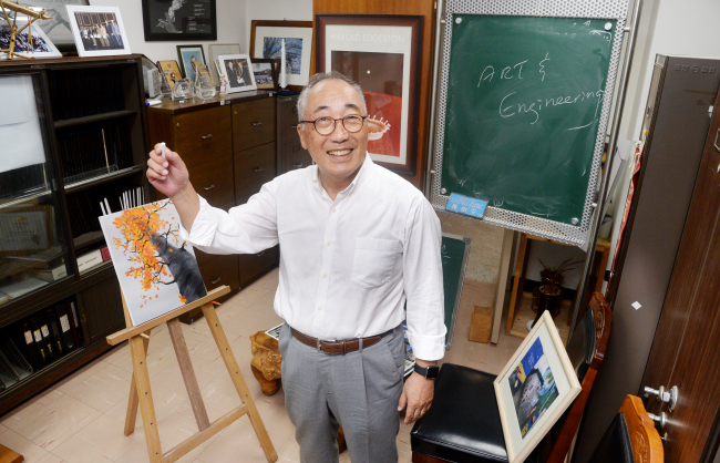 KAIST professor emeritus Kim Yang-han poses for a photo prior to his interview with The Korea Herald. (Park Hyun-koo/The Korea Herald)