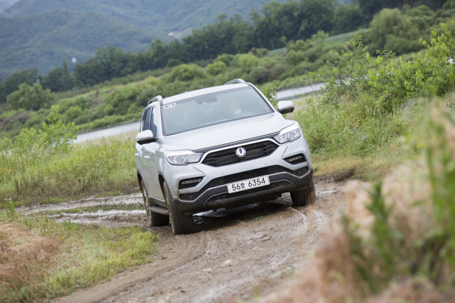 The G4 Rexton during an off-road test drive in Yeoncheon, Gyeonggi Province. (SsangYong Motor)