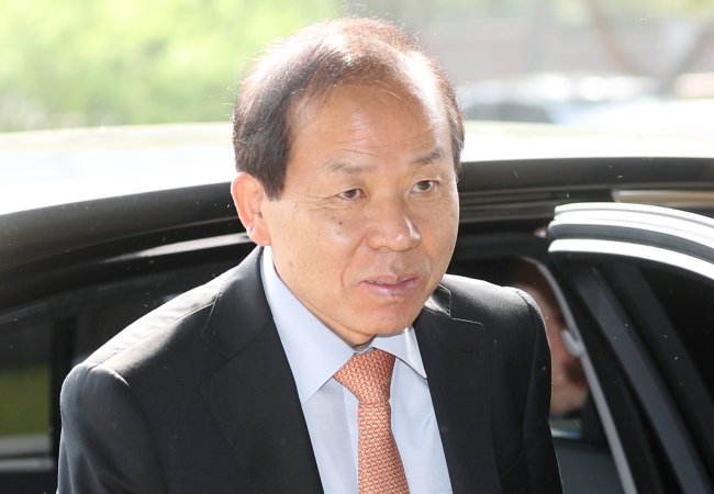 김이수 헌법재판소장 후보자가 서울 종로구 헌법재판소로 출근하고 있다. 김 후보자에 대한 인사청문회가 끝난 지 18일로 11일째가 되지만, 김 후보자 임명 동의안을 국회 본회의에서 표결하기가 쉽지 않ㅇ르 전망이다.[사진=연합뉴스]
김이수 헌법재판소장 후보자가 서울 종로구 헌법재판소로 출근하고 있다. 김 후보자에 대한 인사청문회가 끝난 지 18일로 11일째가 되지만, 김 후보자 임명 동의안을 국회 본회의에서 표결하기가 쉽지 않ㅇ르 전망이다.[사진=연합뉴스]