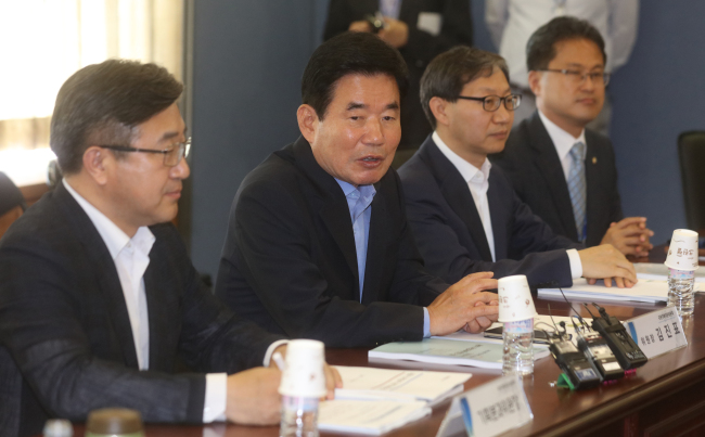 지난 16일 오전 통의동 국정기획자문위에서 열린 지역공약 시도 의견수렴 회의에서 김진표 위원장이 모두발언을 하고 있다.[사진=연합뉴스]
지난 16일 오전 통의동 국정기획자문위에서 열린 지역공약 시도 의견수렴 회의에서 김진표 위원장이 모두발언을 하고 있다.[사진=연합뉴스]