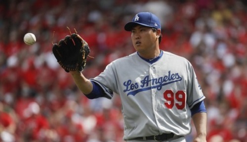 In this Associated Press photo, Ryu Hyun-jin of the Los Angeles Dodgers receives the ball during his start against the Cincinnati Reds at Great American Ball Park in Cincinnati on June 17, 2017. (Yonhap)