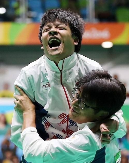 Chung Ho-won (left) and his coach Kwon Chul-hyun (Yonhap