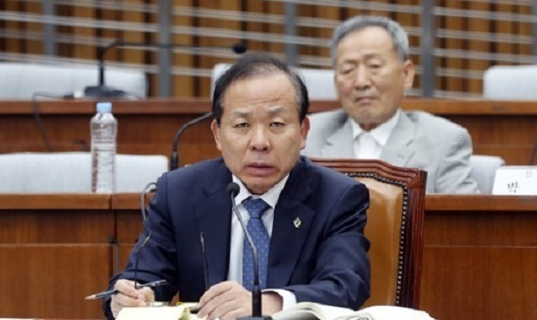 Constitutional Court chief-nominee Kim Yi-su speaks during a parliamentary confirmation hearing at the National Assembly in Seoul on June 8, 2017. (Yonhap)