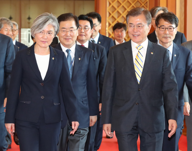 문재인 대통령이 18일 청와대에서 강경화 외교부 장관 임명식을 마치고 대화를 나누며 차담회 장소로 이동하고 있다.[사진=연합뉴스]
문재인 대통령이 18일 청와대에서 강경화 외교부 장관 임명식을 마치고 대화를 나누며 차담회 장소로 이동하고 있다.[사진=연합뉴스]