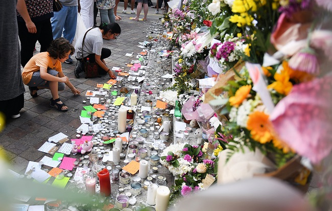 Floral tributes close to Grenfell Tower, a 24-storey apartment block in North Kensington, London, Britain, 17 June 2017. (EPA-Yonhap)
