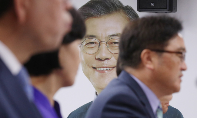 지난 16일 오전 서울 여의도 더불어민주당 서울시당 대회의실에서 열린 서울 민심경청 최고위원회에서 발언하는 우원식 원내대표 뒤로 문재인 대통령의 대형 사진 포스터가 걸려 있다.[사진=연합뉴스]
지난 16일 오전 서울 여의도 더불어민주당 서울시당 대회의실에서 열린 서울 민심경청 최고위원회에서 발언하는 우원식 원내대표 뒤로 문재인 대통령의 대형 사진 포스터가 걸려 있다.[사진=연합뉴스]