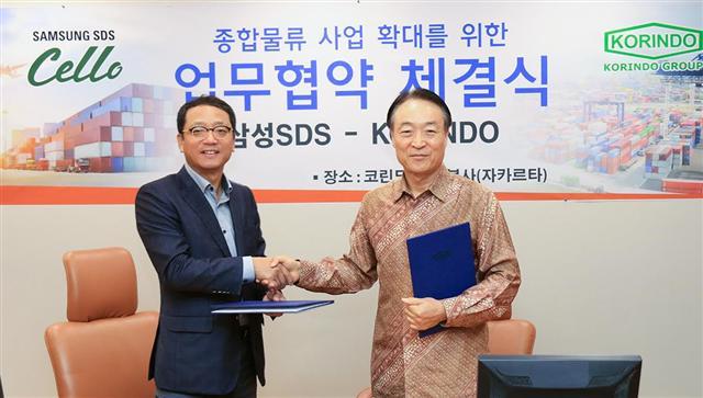 삼성SDS SL사업부장 김형태(왼쪽) 부사장이 인도네시아 코린도 그룹 박인철 부회장과 물류 인도네시아 통합물류 전략적 협약식을 체결하고 있다.  [사진제공=삼성SDS]