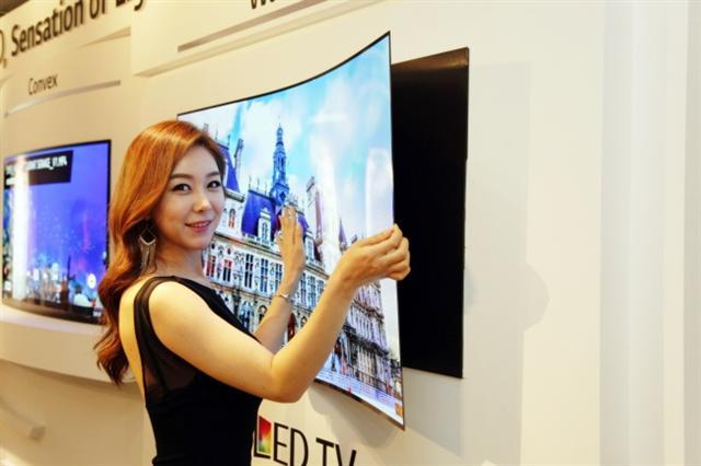 LG디스플레이가 생산한 65인치 월페이퍼(Wallpaper) OLED TV 패널의 모습.