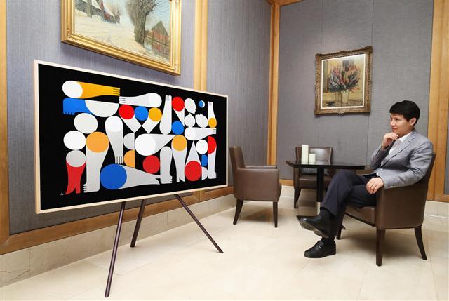 삼성전자가 라이프스타일 TV ‘더 프레임(The Frame)’을 국내시장에 출시했다. 더 프레임은 삼성전자 TV의 새 비전인 ‘라이프스타일 TV’에 초점을 맞춘 제품으로 유럽에서 먼저 제품을 출시한 바 있다. [사진제공=삼성전자]