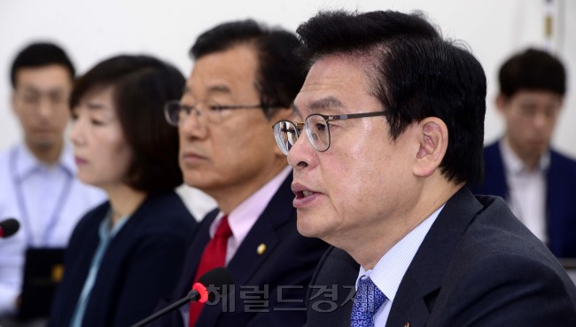 정우택 자유한국당 대표 권한대행 겸 원내대표가 19일 오전 서울 여의도 국회에서 열린 비상대책위원회의에서 모두발언을 하고 있다. [사진=박해묵 기자/mook@heraldcorp.com]