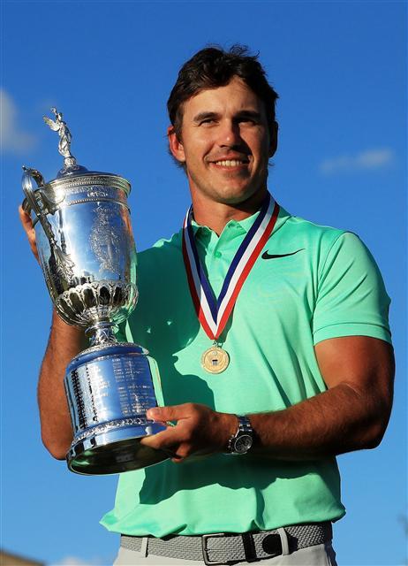 <YONHAP PHOTO-1989> HARTFORD, WI - JUNE 18: Brooks Koepka of the United States poses with the winner's trophy after his victory at the 2017 U.S. Open at Erin Hills on June 18, 2017 in Hartford, Wisconsin. Andrew Redington/Getty Images/AFP == FOR NEWSPAPERS, INTERNET, TELCOS & TELEVISION USE ONLY ==/2017-06-19 09:28:38/ <저작권자 ⓒ 1980-2017 ㈜연합뉴스. 무단 전재 재배포 금지.>