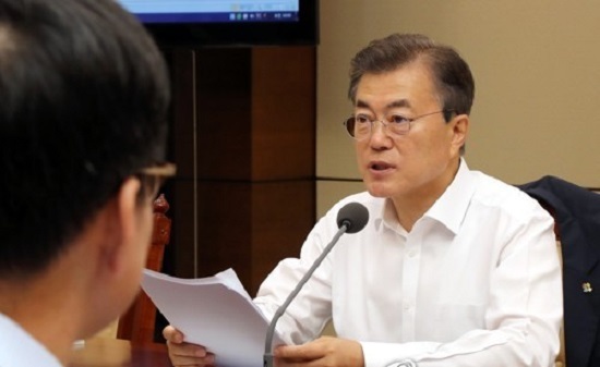 This photo, taken on June 15, 2017, shows President Moon Jae-in speaking during a meeting with his top secretaries at the presidential office Cheong Wa Dae in Seoul. (Yonhap)